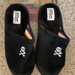 NEW Dearfoams Slipper Black Plush Slide Embroidered Jolly Roger Women's Size 5-6